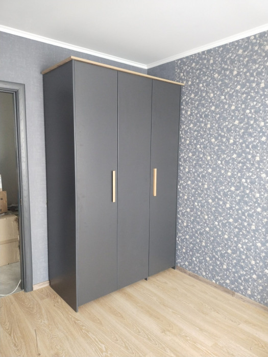 Шкаф трехдверный 